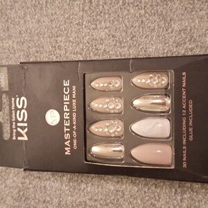 BNWT KISS Masterpiece  One of a kind Luxe Mani